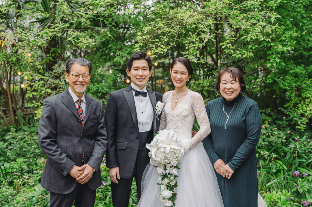 大切な人達と楽しむかけがえのない1日。一目惚れしたドレスで美しく。｜新郎新婦と大切な家族との記念撮影｜東京駅、丸の内、日比谷公園エリア｜おしゃれなフォトウェディング、オーダーメイドウェディングをリミテッドウェディングがプロデュース、maRthgraphy(マースグラフィー)が撮影