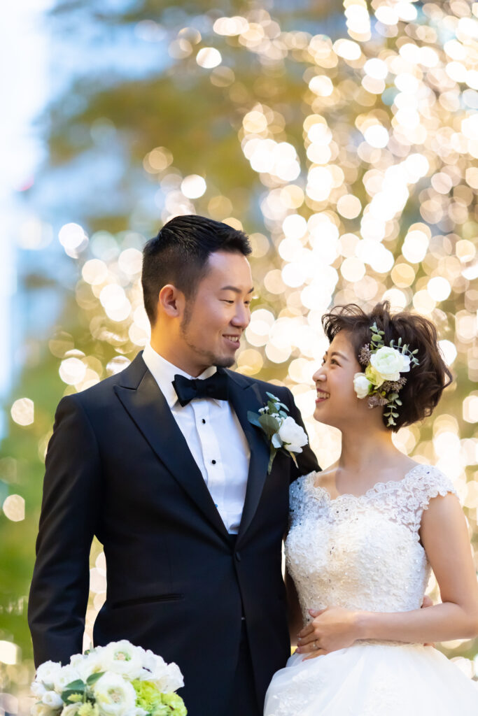 ２人っきりで誓う、特別なWeddingDay。大好きが溢れる日。｜丸の内仲通りイルミネーション撮影｜丸の内、東京駅エリア｜おしゃれなフォトウェディング、オーダーメイドウェディングをリミテッドウェディングがプロデュース、maRthgraphy(マースグラフィー)が撮影