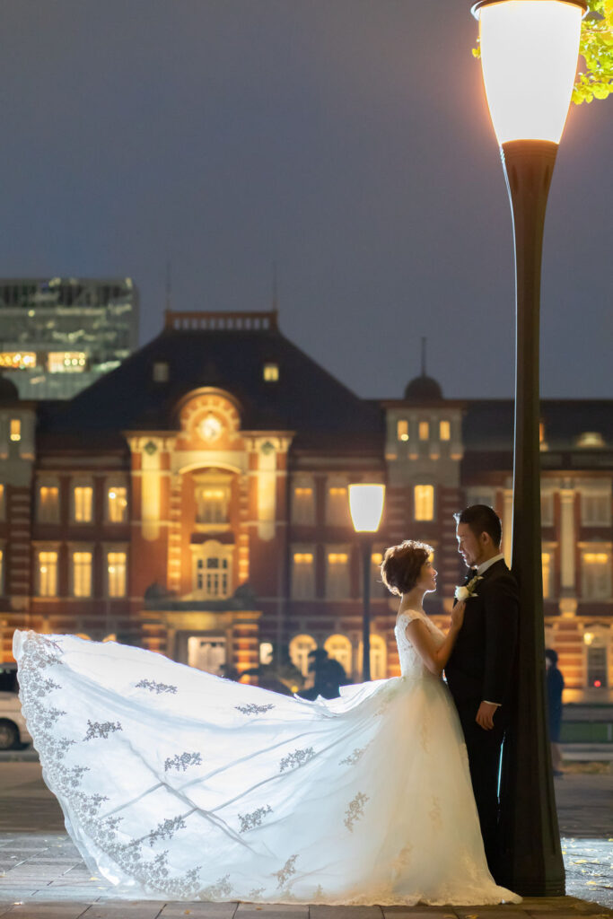 ２人っきりで誓う、特別なWeddingDay。大好きが溢れる日。｜東京駅舎前でドラマティックナイトロケーション｜丸の内、東京駅エリア｜おしゃれなフォトウェディング、オーダーメイドウェディングをリミテッドウェディングがプロデュース、maRthgraphy(マースグラフィー)が撮影