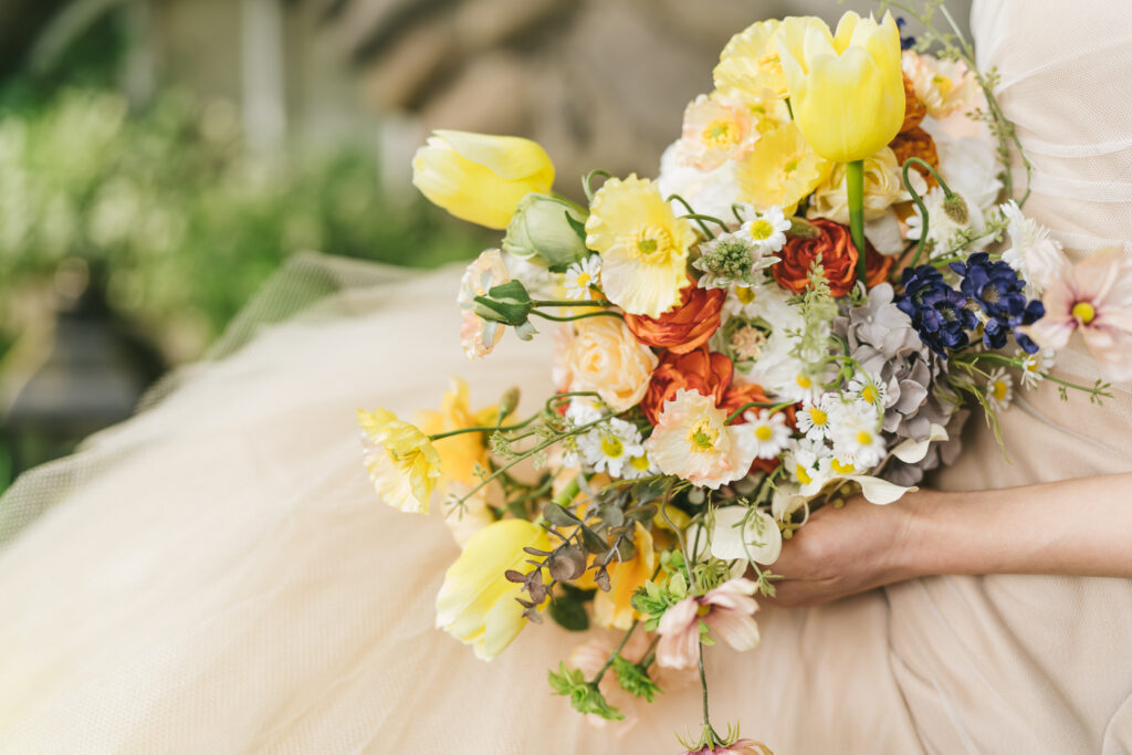 最新トレンド！インスタで人気の花嫁になるためのフォトウェディング術｜色鮮やかな花や小物を取り入れたスタイル｜LIMITED WEDDING GINZA